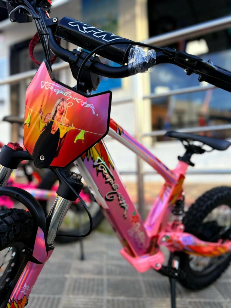 VINILO HOLOGRÁFICO BICICLETA ELECTRICA RFN KAROL G «TROPICOQUETA»