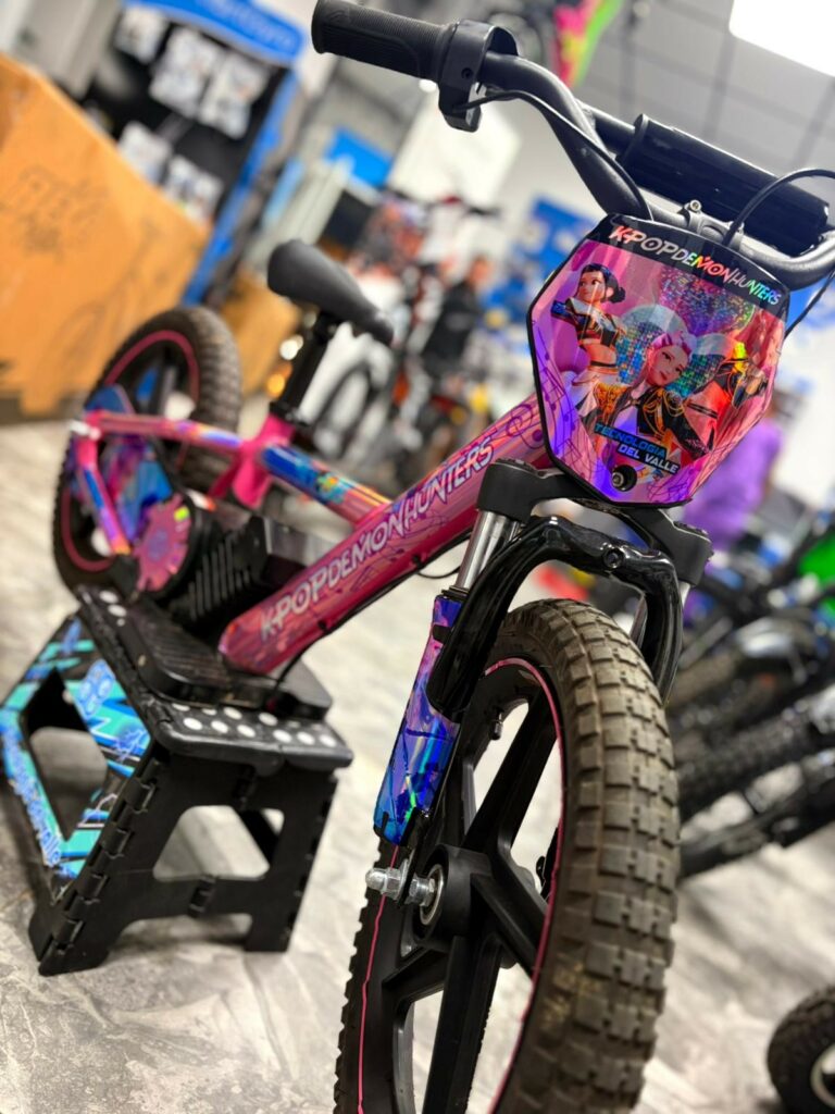 VINILO HOLOGRÁFICO BICICLETA ELECTRICA RFN K-POP ROSA
